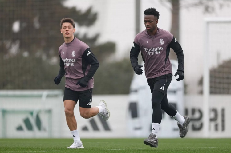 皇马官方晒训练照：姆巴佩、卡雷拉斯、库尔图瓦均在列