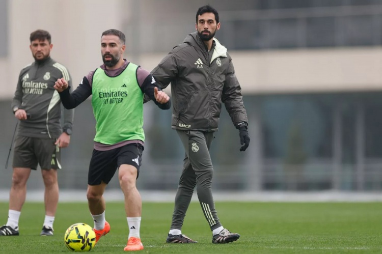 皇马官方晒训练照：姆巴佩、卡雷拉斯、库尔图瓦均在列