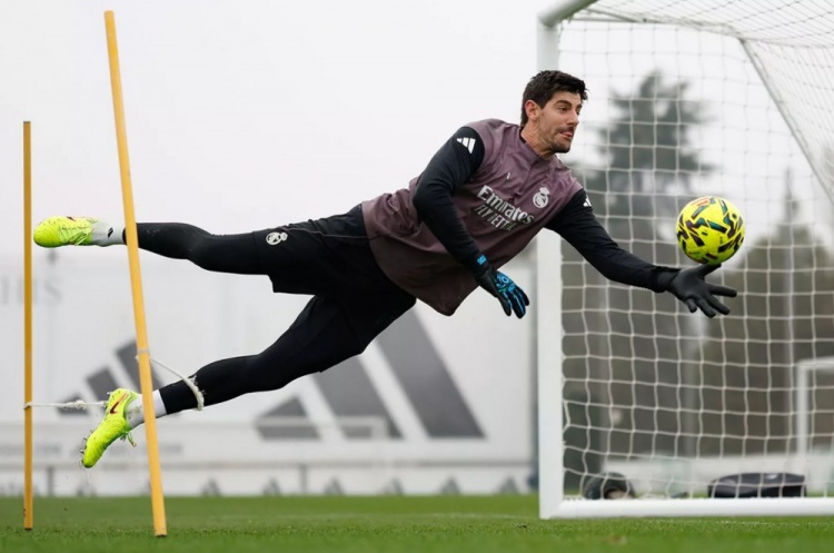 皇马官方晒训练照：姆巴佩、卡雷拉斯、库尔图瓦均在列