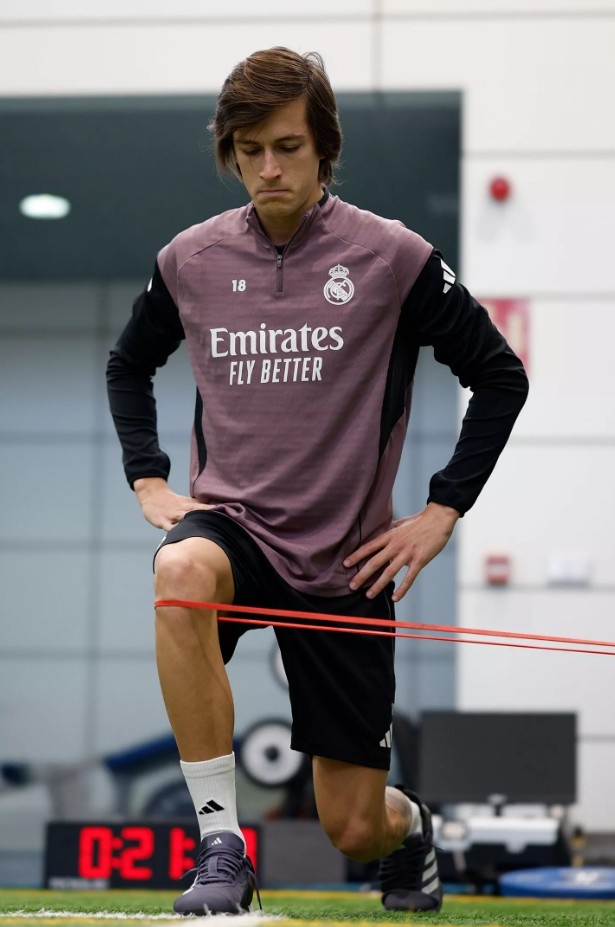 皇马官方晒训练照：姆巴佩、卡雷拉斯、库尔图瓦均在列