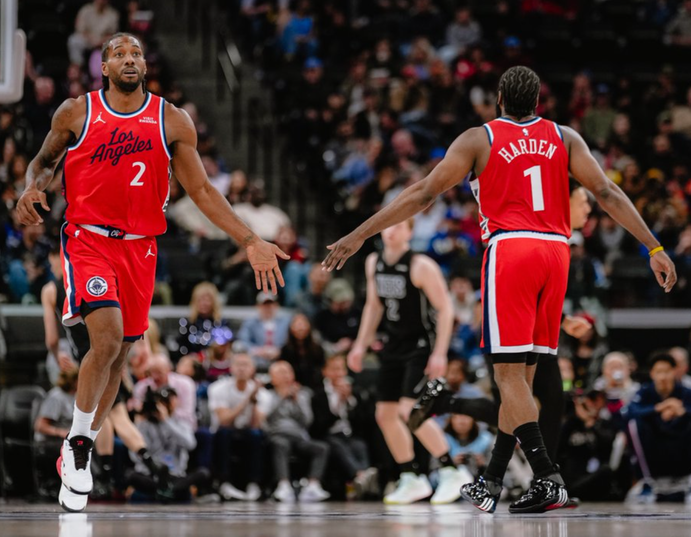 开云官方网站-卢盛赞哈登扛起球队！快船距前六仅4.5胜场 官方晒8数据力挺登哥