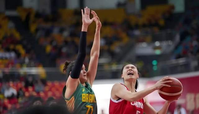 开云真人-打的啥呀？女篮加时险胜巴西，王思雨+刘禹彤合砍30分，多人打铁