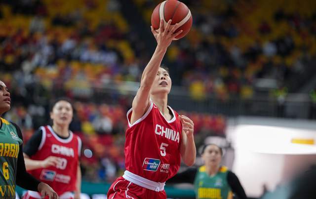 开云真人-打的啥呀？女篮加时险胜巴西，王思雨+刘禹彤合砍30分，多人打铁