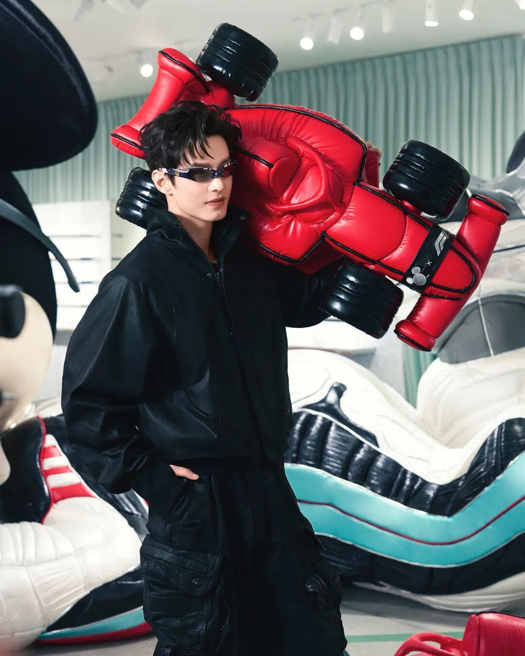 开云直播-本周时尚资讯 ｜赛车“痛城”燃爆，F1还能玩出哪些新花样？