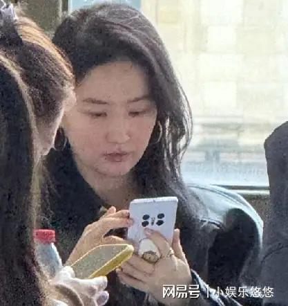 开云体育APP-路人镜头下的刘亦菲胖到不忍直视，手指头跟小柱子似的，好雷人！